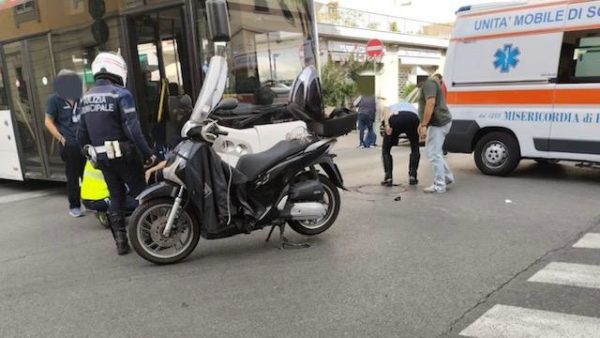 Grave Incidente Stradale Tra Autobus E Motorino Donna Ferita In Gravi