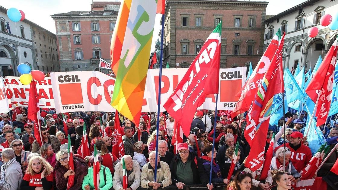 Protesta A Firenze Cinquantamila In Piazza Venerd