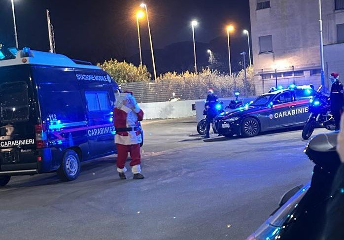 Babbo Natale Consegna Doni In Caserma Carabinieri Prato