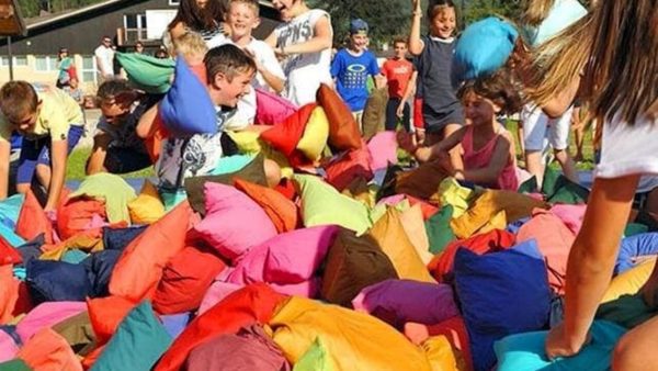 La battaglia dei cuscini invade Piazza Grande a Bibbiena