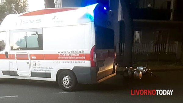 Viale Mameli, incidente tra auto e scooter: un uomo ricoverato in ospedale