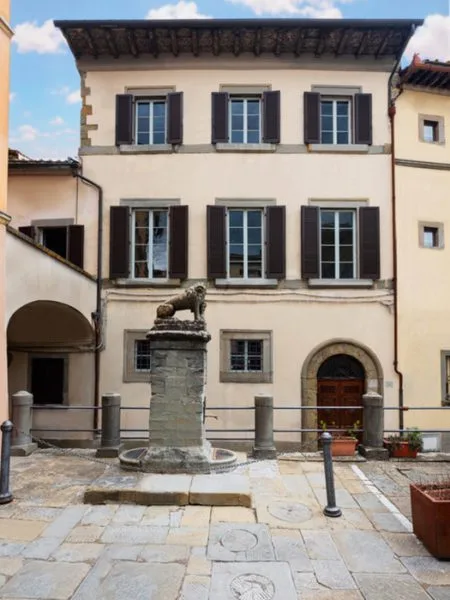 Raspini invita il pubblico a visitare il suo Palazzo dei Topi d'Argento