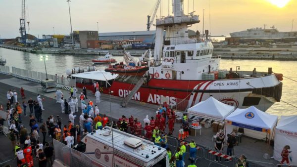 Braccia aperte, sbarcati a Livorno 117 migranti. Salvetti: "Accoglieremo tutte le imbarcazioni che ci saranno assegnate"