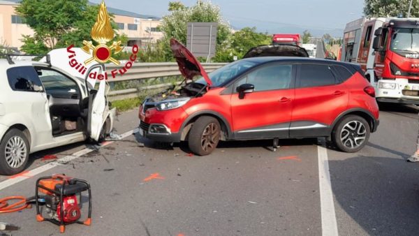 Campi Bisenzio, incidente tra quattro auto: tre feriti