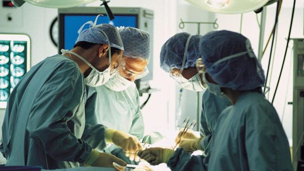 Interventi chirurgici in ripresa, mille operazioni in due mesi. Si accorciano le liste d’attesa
