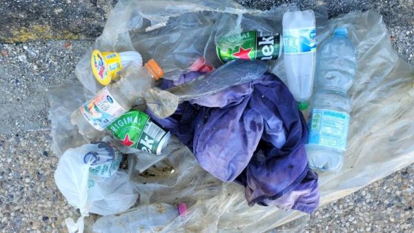 A Porto, plastica e spazzatura emergono tra gli scogli: Mr Green raccoglie più di 5 kg di rifiuti