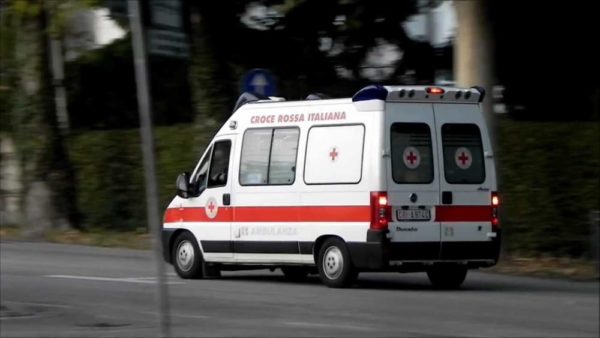 Convulsioni e arresto cardiaco: intervento duplice sul litorale per un bambino di un anno e una donna