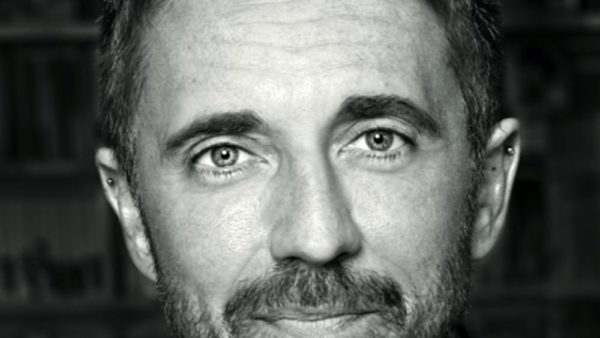 "Alla tua ricerca, eccomi qui". Lo spettacolo di Andrea Scanzi