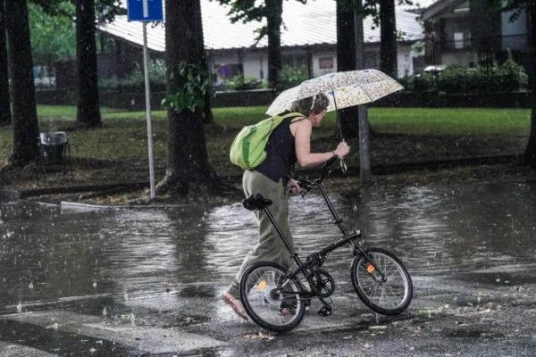 Livorno sotto il torrente di pioggia: 60 mm caduti in un'ora, 3900 fulmini