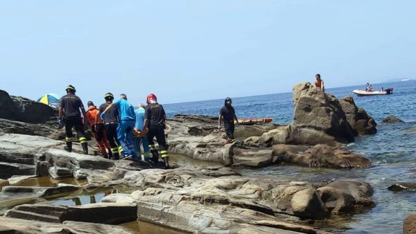 Romito, scivola sugli scogli alle 'Vaschine' mentre va a fare il bagno: 71enne soccorso via mare