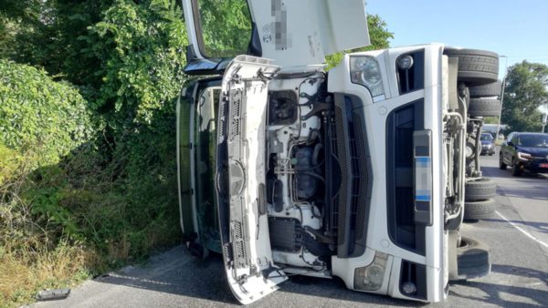 Via Firenze, camion sbanda e si ribalta: traffico in tilt