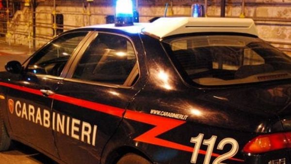 Calcinaia, tre persone denunciate per una rissa violenta nel centro città con l'uso di coltelli e bottiglie di vetro.