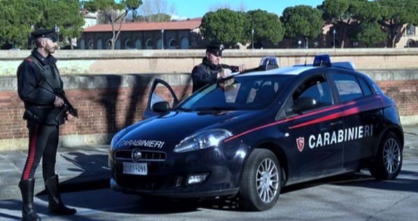 Sui lungarni si mette in mezzo alla strada e impedisce la circolazione: scatta la denuncia