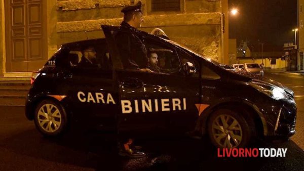 Tre denunciati per aggressione a ventenne che difendeva un amico a Venezia: picchiato, preso a sassate e minacciato di morte