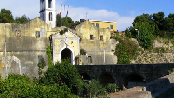 Isola d'Elba, detenuti incendiano la cella: agente di polizia li mette in salvo e viene attaccato