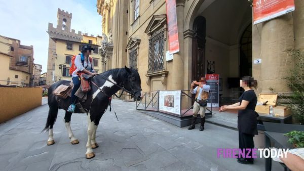 Vicino ai tavolini appare un cavallo, cameriera sbigottita / FOTO