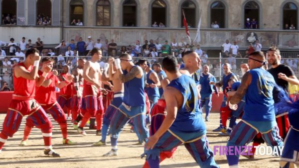 Calcio storico: violenta rissa tra Rossi e Azzurri prima del fischio d'inizio. E la finale ancora non ha inizio / FOTO