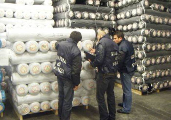 Quattro milioni di tessuti da contrabbando confiscati dallo Stato