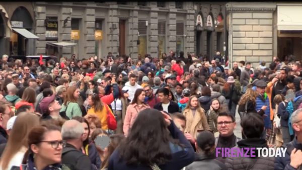 Firenze: Il turismo affolla la città, 13 visitatori per ogni residente