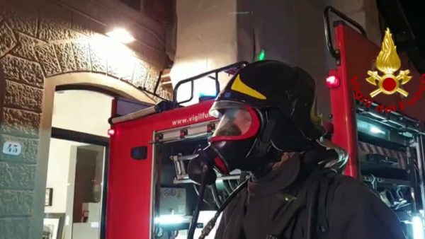 Garage in fiamme: due famiglie evacuate dal palazzo