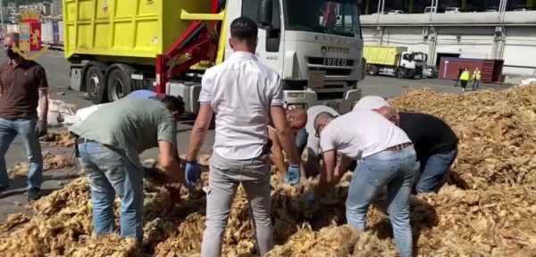 Tentarono di importare 160 kg di hashish dal Marocco, la droga era nascosta tra la lana: un arresto anche a Livorno