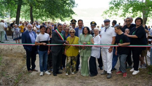 Guasticce | Lago Alberto, duecento persone all'inaugurazione dell'anfiteatro naturale Arena Licia: "Promuoveremo cultura e ambiente"