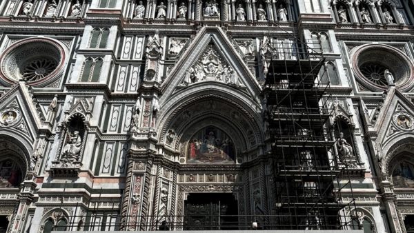 Cominciato il montaggio di un ponteggio sulla facciata del Duomo