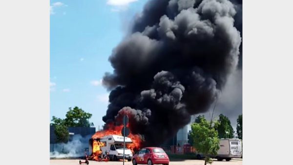 Potente esplosione crea fiamme e una colonna di fumo che si è vista da tutta la città - Imperdibili immagini