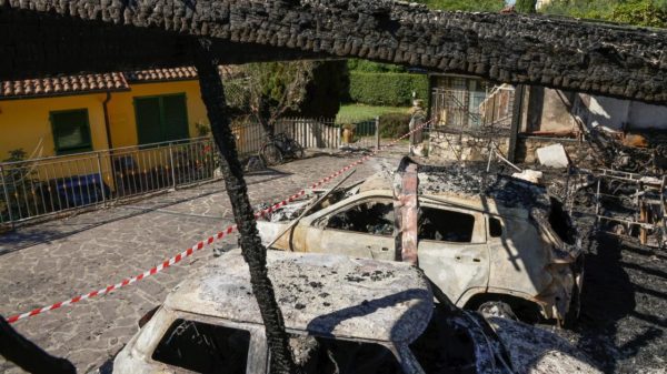 Incendio notturno a Bagno a Ripoli: auto e scooter andati in fiamme