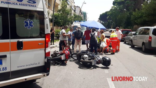 Viale della Libertà, scontro tra moto e scooter: 51enne e 44enne all'ospedale