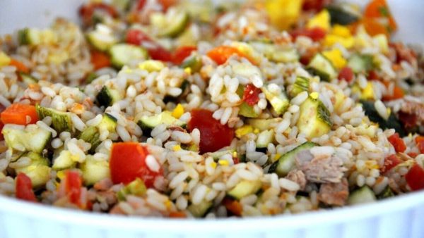 Sconfiggere il caldo con un'insalata di riso alla mediterranea