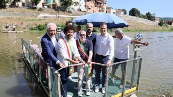 L'inaugurazione della barchetta che permette di attraversare l'Arno vede il ritorno di Giani - Scatto fotografico incluso