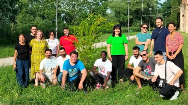 Un melograno in memoria delle vittime delle tragedie in mare