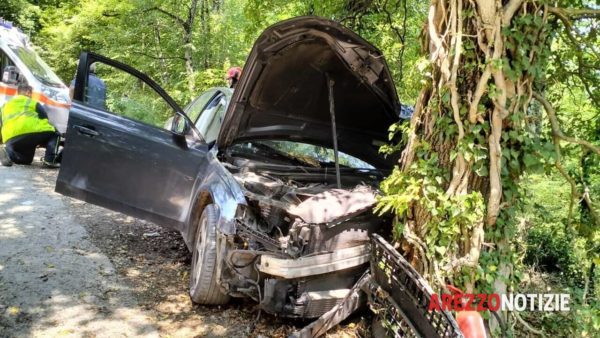 Donna muore nello schianto con un albero dopo che l'auto non rispondeva ai comandi