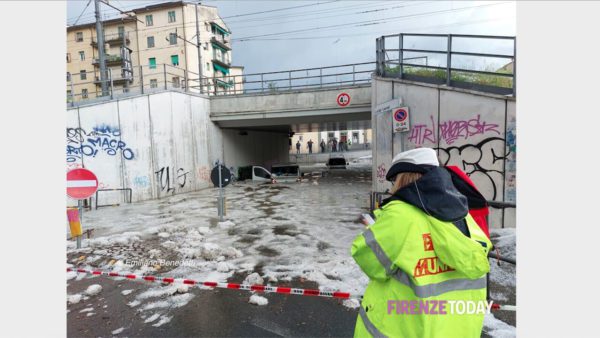 Il Comune decide di chiudere parchi e giardini in previsione di un'attesa forte perturbazione e sopprime una fermata della tramvia