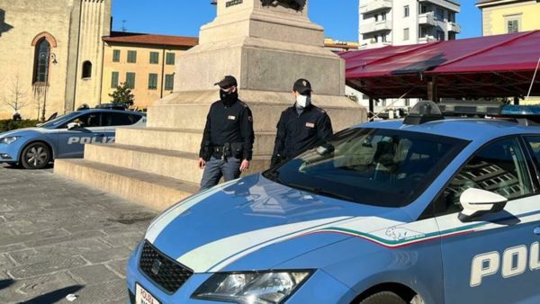 Percorre il controllore del bus multato con rabbia, quindi si lancia sull'auto della Polizia per manifestare la sua protesta.