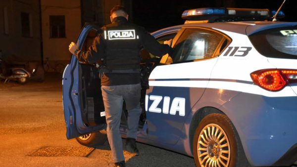 Arrestato uomo di 55 anni che ha aggredito tutti nel circolo, compresi gli agenti di polizia