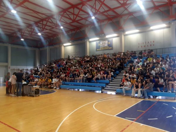 La scuola 'Mazzini' chiude l'anno scolastico al PalaCus: festa per oltre 350 alunni
