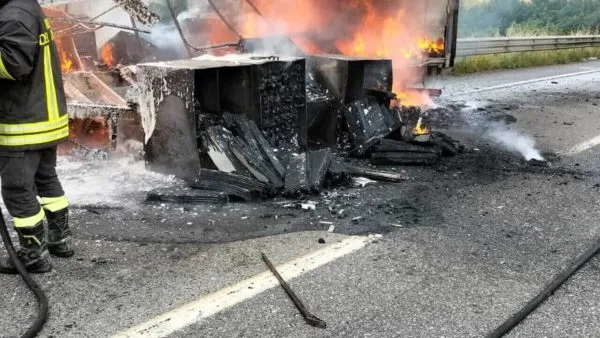 Superstrada E45 chiusa al traffico a causa di incendio nei tir