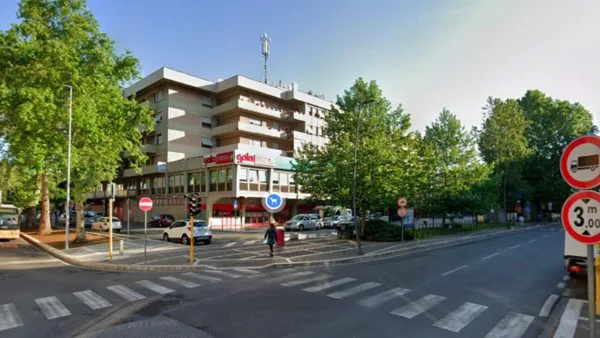 Vandalismo: Un individuo versa del vino addosso a una persona durante una sosta davanti al supermercato