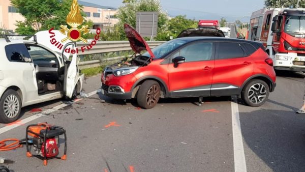 Grave incidente stradale coinvolge quattro veicoli: recupero di un ferito da parte dei vigili del fuoco