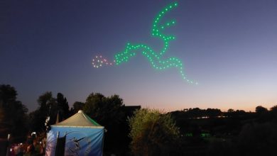 Spettacolare spettacolo dei 100 droni luminosi nel cielo di Vinci