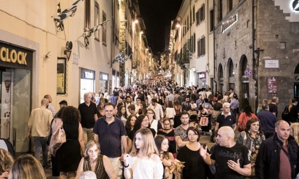 Notte bianca ad Arezzo: Inizia la stagione dei saldi estivi