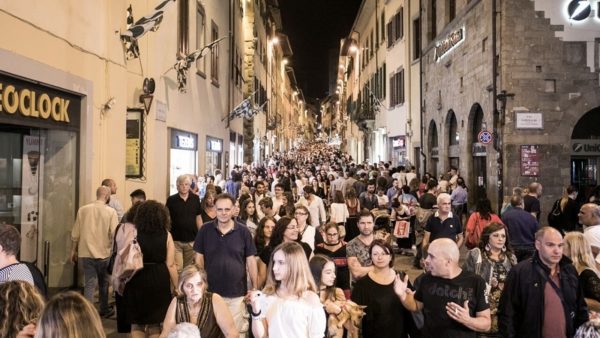 Notte bianca ad Arezzo: Inizia la stagione dei saldi estivi