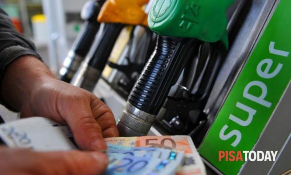 Benzina senza pagare: denunciato dopo aver riempito il serbatoio e fuggito