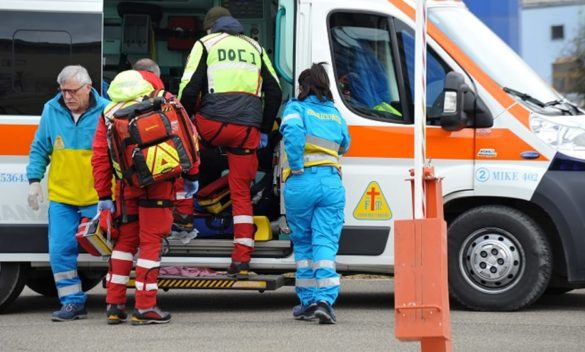 Anziano di 80 anni rimane ferito dopo che l'auto da lui guidata si schianta contro un palo e si ribalta