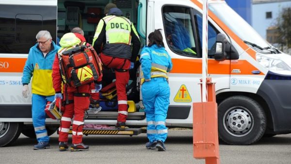 Anziano di 80 anni rimane ferito dopo che l'auto da lui guidata si schianta contro un palo e si ribalta