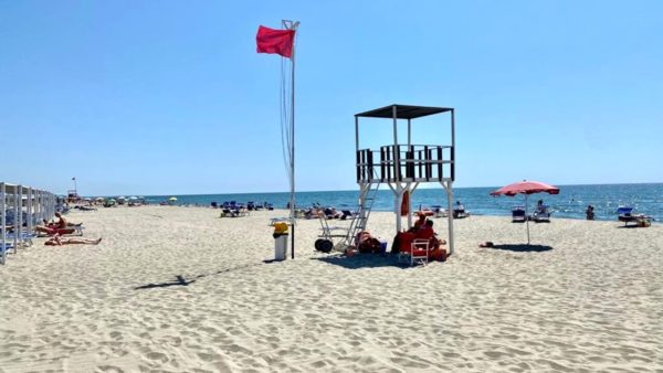 Due vittime a Marina di Vecchiano: tragedia in mare durante mare in burrasca