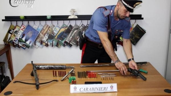 Arrestato individuo con un revolver in strada e armi artigianali in casa