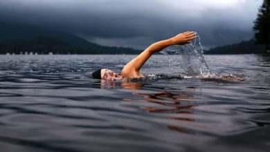 Wild swimming, la nuova tendenza per nuotare in acque naturali: scopri cos'è e le migliori location per praticarlo